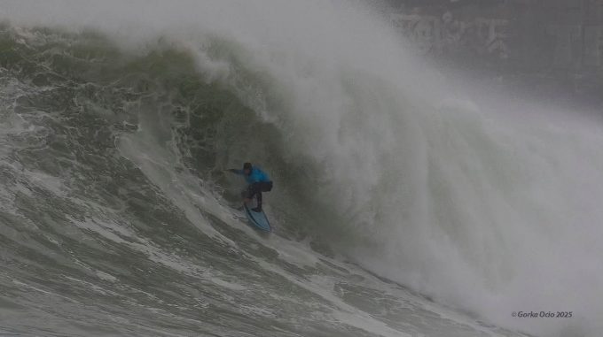 EL PUNTA GALEA BIG WAVE CHALLENGE SE CELEBRA CON OLAS DE 6 METROS Y UNA AFLUENCIA MASIVA DE PÚBLICO RONDANDO LOS 20.000 ASISTENTES header image